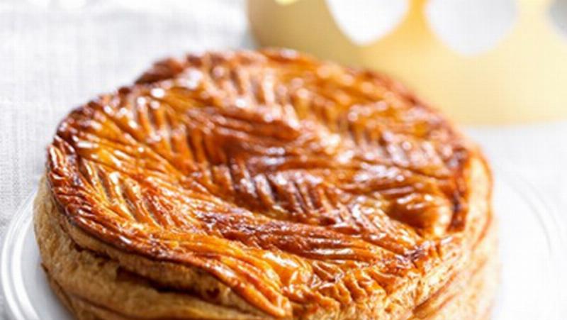 Galette des rois traditionnelle dessert français couronnes fève